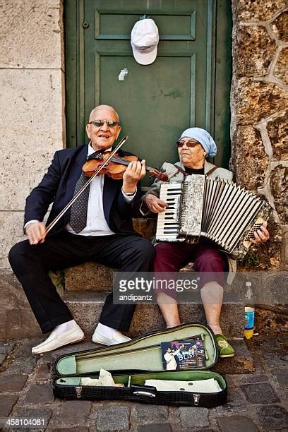 Accordion Paris Photos Et Images De Collection Getty Images