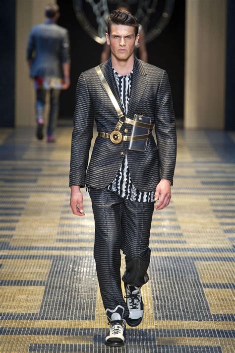 Versace Spring Menswear Collection Thecut Versace Id Es De