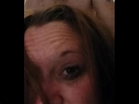 Golpeando Sus Dos Agujeros Mientras Sostiene La C Mara Xvideos