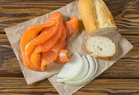 Sanduíche de salmão defumado cream cheese na mesa de madeira Foto