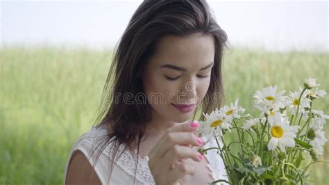 Entzückendes Junges Mädchen Des Porträts Mit Dem Brunette Haar Das Eine Lange Weiße Sommermode