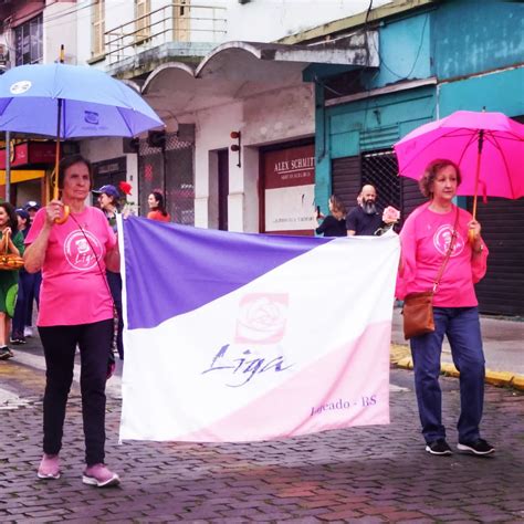 Caminhada Das Sombrinhas Re Ne Cerca De Pessoas Em Lajeado Grupo