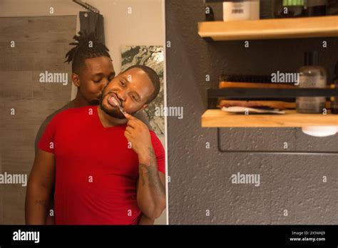 Homme gay qui sembrasse Banque de photographies et dimages à haute résolution Alamy