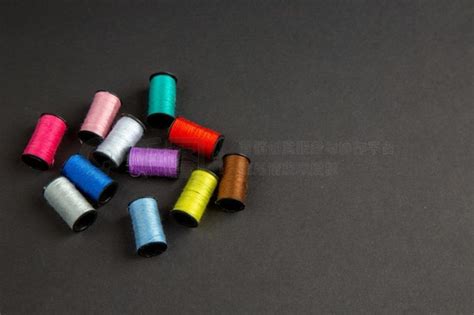 缝纫高清图片 深色表面上的前视图彩色线深色衣服缝纫针织彩色照片 产品实拍免费下载格式编号51304395 千图网
