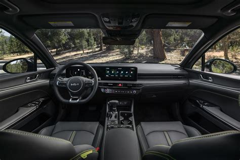 NEW 2025 KIA K5 MAKES NORTH AMERICAN DEBUT AT CHICAGO AUTO SHOW
