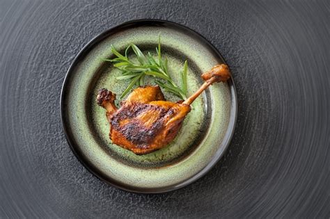 Confit de pato un plato francés elaborado con muslos de pato Foto