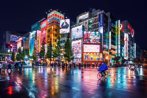 Luces De Neón Y Anuncios De La Cartelera En Edificios En Akihabara En