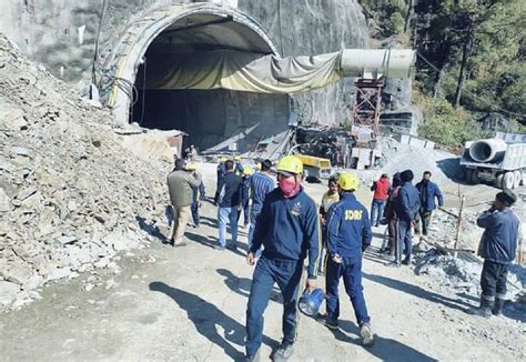 Al Menos Obreros Atrapados En El Derrumbe De Un T Nel En India