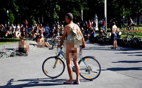 Tampil Tak Berbusana Di Ajang Tahunan World Naked Bike Ride