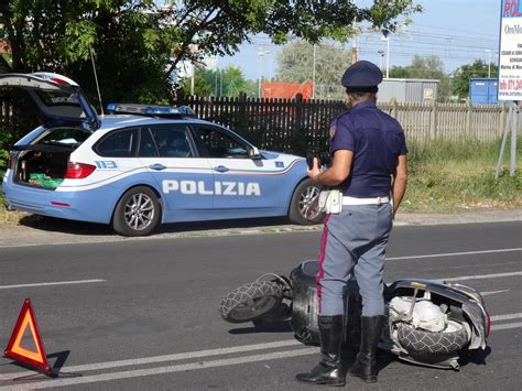 Fano Incidente Tra Auto E Scooter Due Feriti