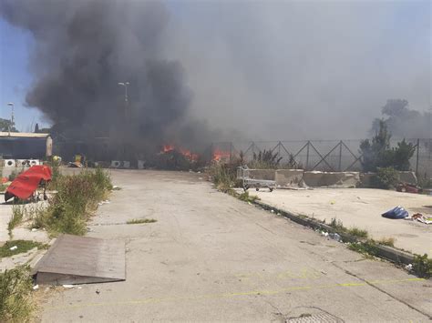 Incendio Nel Campo Rom Di Salone A Rischio Anche Le Abitazioni Foto