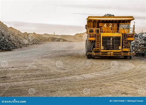 Camiones Volquete De La Explotación Minera Que Transportan El Mineral