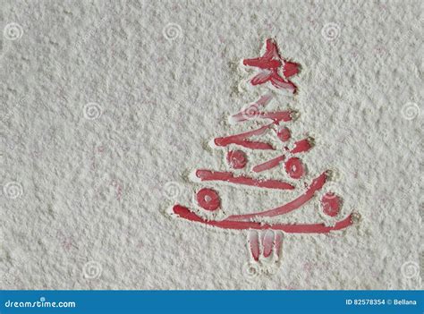 Рождественская елка на предпосылке муки Белая мука выглядеть как снег ...
