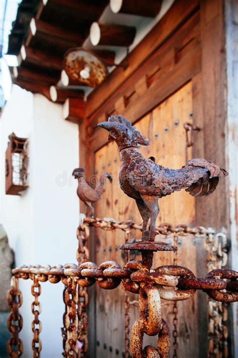 Decoraci N Antigua Del Modelo Del Gallo Del Hierro En El Pueblo De