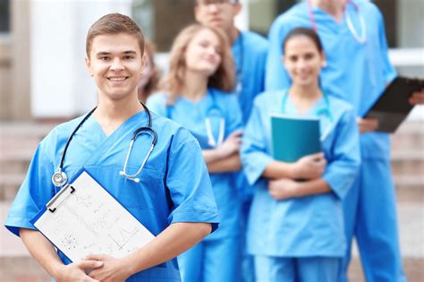 Gesundheits Und Krankenpfleger In Ausbildung Und Beruf