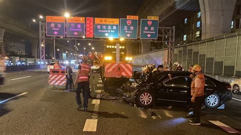 國道轎車追撞工程車！車頭撞爛粉碎 駕駛骨折4人傷｜東森新聞：新聞在哪 東森就在哪裡