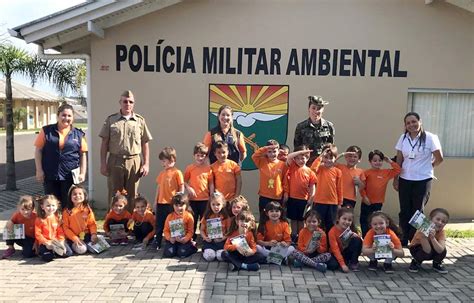 ALUNOS DA ESCOLA SESI VISITAM A UNIDADE DA POLÍCIA MILITAR AMBIENTAL DE