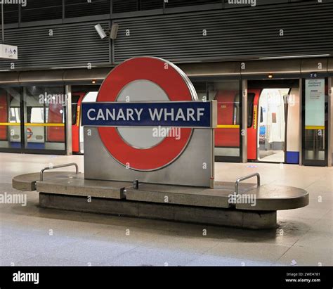 Canary Wharf Tube Station Stock Photo - Alamy