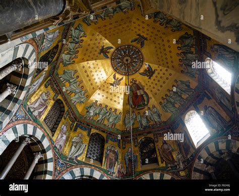 La voûte du plafond de la chapelle Palatine à Aix-la-Chapelle (l'Aix-La ...