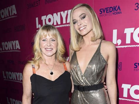 Tonya Harding poses on the red carpet with Margot Robbie at 'I, Tonya ...