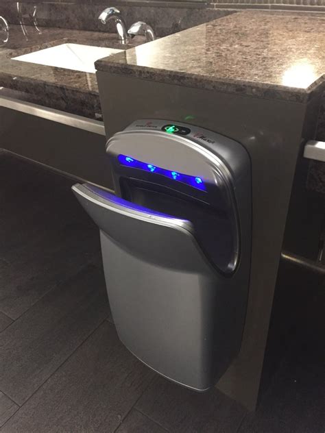 В эти современные писсуары не так то просто справить нужду | Пикабу