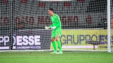 Emprestado pelo Grêmio goleiro Brenno tem começo animador na Europa