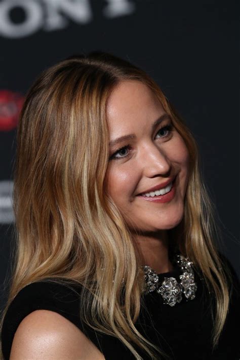 Jennifer Lawrence dévoile ses jambes interminables dans une mini robe