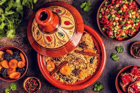 Традиционный марокканский тажин из курицы с сухофруктами и специями ...