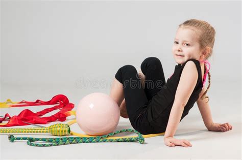 Belles Petites Filles Jouant Avec Des Poussins Image Stock Image Du