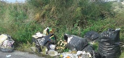 Scende Dallauto E Getta Rifiuti In Strada A Francavilla Bisio Un