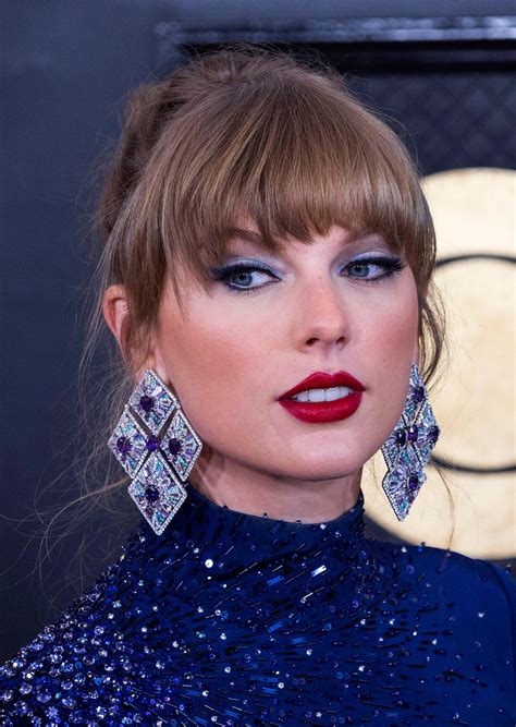 Taylor Swift Shows Some Skin In ‘midnight Blue Grammy Gown