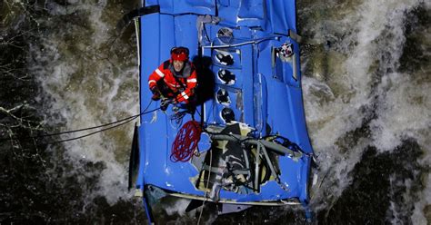 Sex látnir eftir að rúta féll ofan í gljúfur RÚV is
