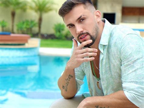 Arthur Picoli do BBB aparece de cueca na rede social e gera comentários