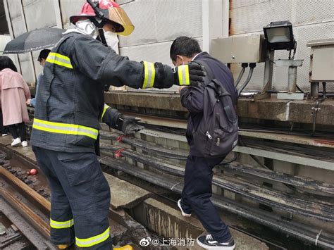 上海地铁11号线因短路出现火光？后方列车乘客还原现场情况浦江头条澎湃新闻 The Paper