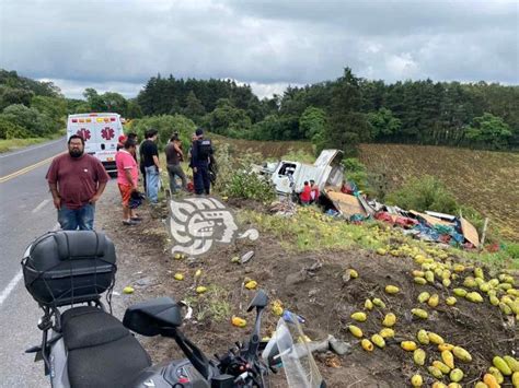 Vuelca Tr Iler Que Transportaba Rejas Con Mangos En La Xalapa Perote