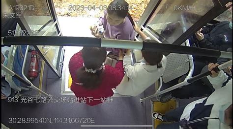 武汉公交车上一女子身体不适，司机和乘客纷纷伸出援手 极目新闻