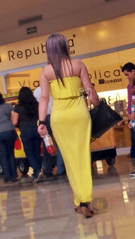 HERMOSO CULO DE MILF EN VESTIDO PEGADO