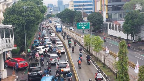 Mampang Arah Kuningan Macet Pemotor Terobos Jalur Busway Instran