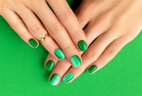 20 Posh Emerald Green Nails To Try In 2025 Zohna