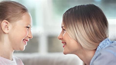 La Mamma Lesbian Si Preoccupa Di Sua Figlia Archivi Video Video Di Figlia Vita