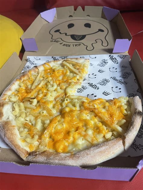 Fast Up Vote Mac Cheese Pizza With Fries While Italians Are Asleep 9GAG