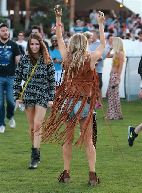 Celebrities Dancing at Coachella 2015 Pictures | PS Celebrity