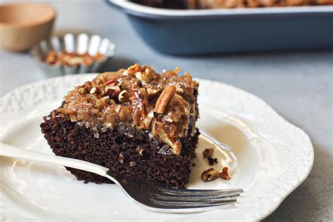 Pastel De Chocolate Alem N Con Glaseado De Coco Y Nueces