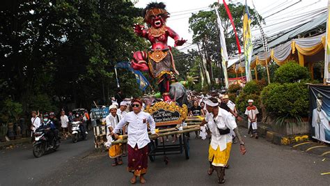 Potret Meriahnya Pawai Ogoh Ogoh Jelang Hari Raya Nyepi Foto