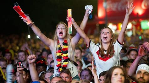 Glatt Kennzeichen Kupfer fußball public viewing Schäbig Ruiniert Parasit