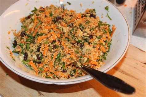 Pikanter Couscous Salat Mit Karotten Rosinen Und Chili