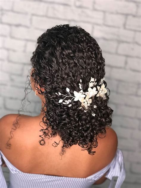 Penteados Para Cabelos Curtos E Cacheados Para Casamento - Coque cacheado | Penteados noiva cabelo curto, Penteado de noiva para ...