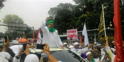 Aksi Damai Kedatangan Habib Rizieq Disambut Shalawat