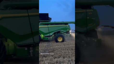 JOHN DEERE X9 1000 Combine Harvesting Wheat