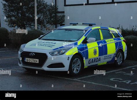 Ein Patrouillenauto Der Garda Siochana Roads Policing Unit